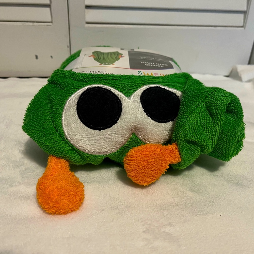 SALE Adorable Urban Dreams green alien hooded towel unisex NWT